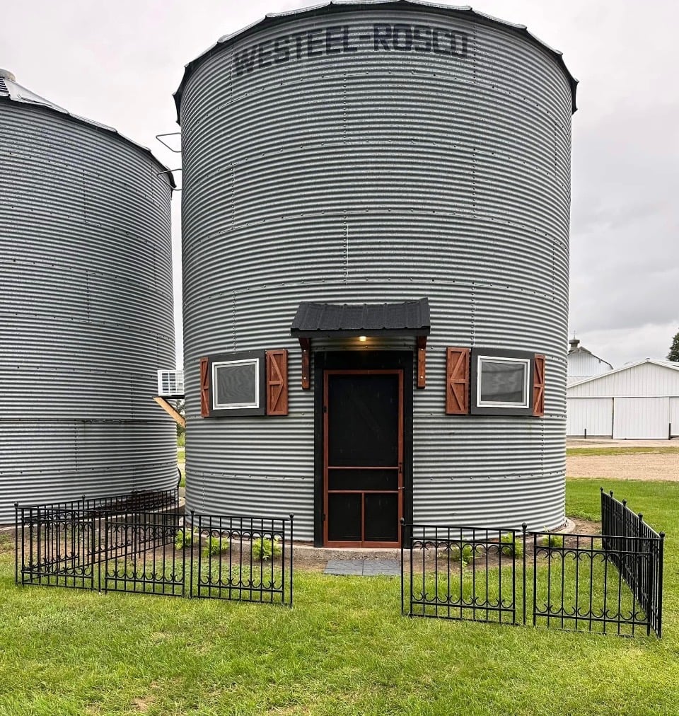 Grain bin groom suite exterior