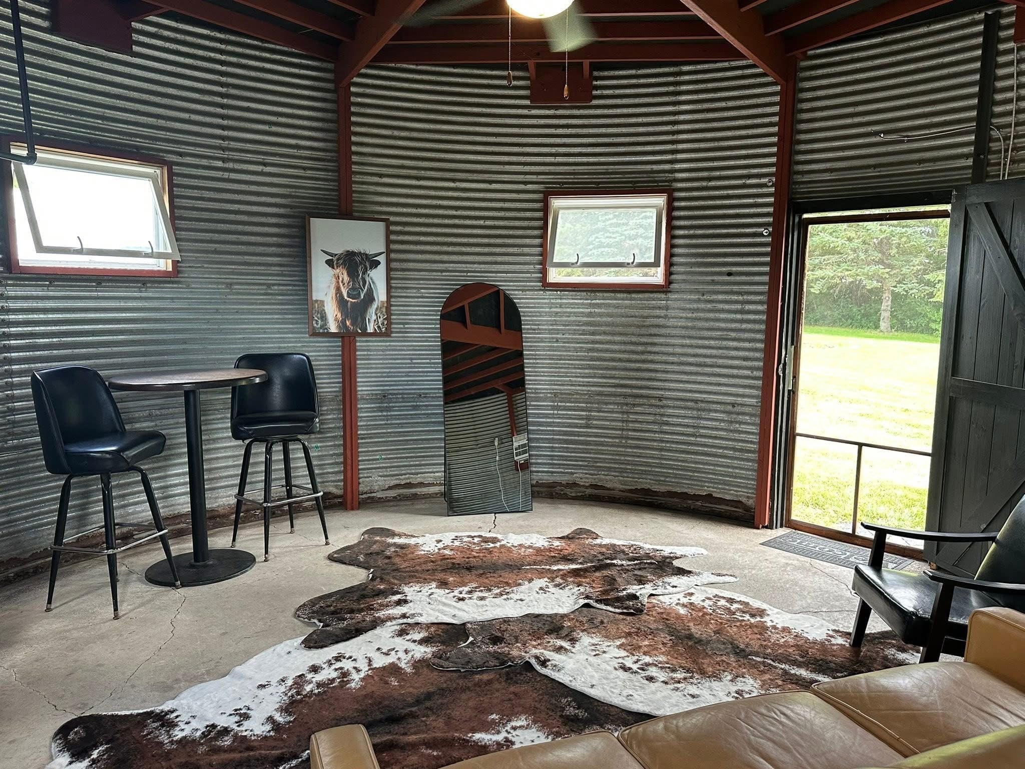 Groom suite lounge area